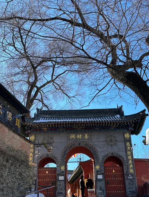 五台山台怀镇民居窗外黛螺顶山景