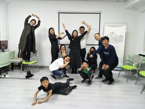 青少年在戏剧工坊即兴表演