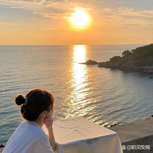 一位自信女性独自在海边阅读，展现自我价值感
