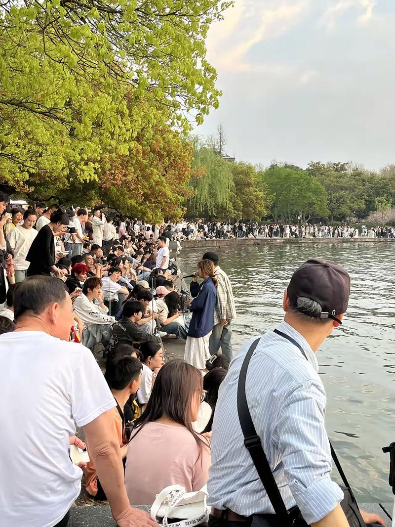 杭州河边绿道傍晚散步人群和白鹭