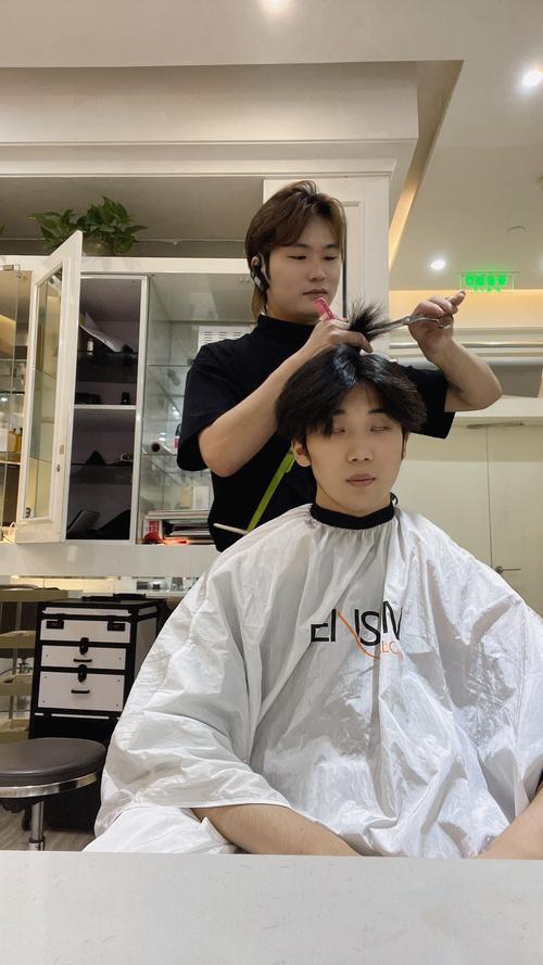 理发店发型师用手势向顾客说明头发长度示意图