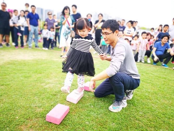 爸爸和孩子做亲子手工对战游戏照片