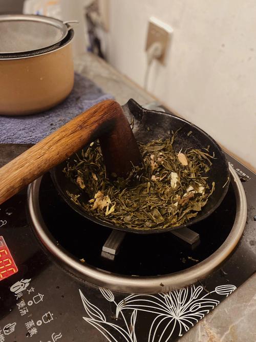 恭城打油茶三道茶汤对比盛放在粗陶碗中