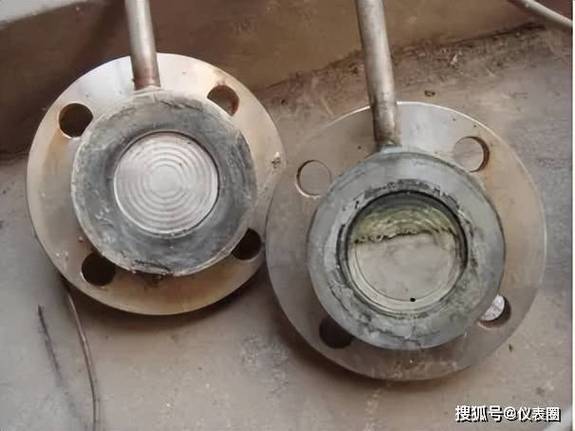 现场仪表错误安装导致膜片腐蚀的特写照片