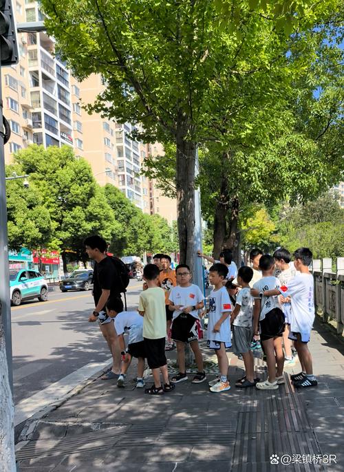 小学生在人行道边贴彩色便利贴做安全点位标注的实拍