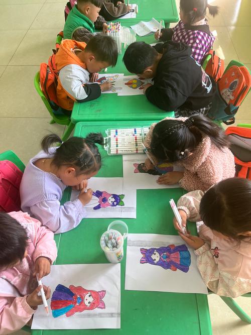 幼儿园老师和小朋友玩奥特曼角色扮演的课堂场景