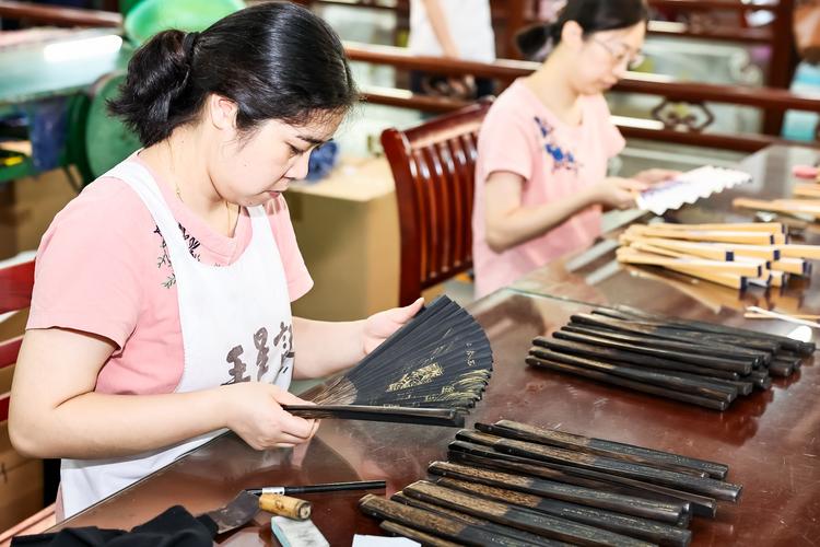 传统手工制扇作坊做扇骨工序实景图