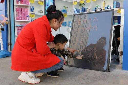 亲子街头找错别字游戏活动场景