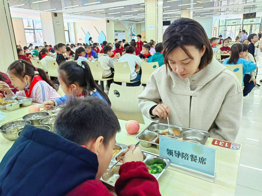 中学食堂窗口班主任和学生共吃一份热面的日常场景