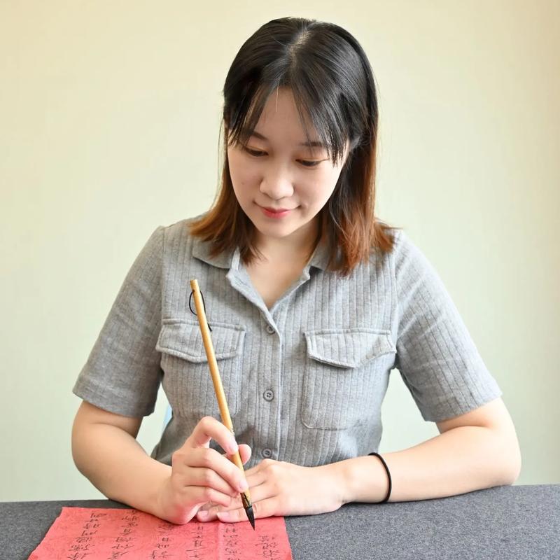 书法老师纠正孩子握笔姿势特写