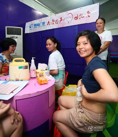 母乳捐赠者正在挤奶收集