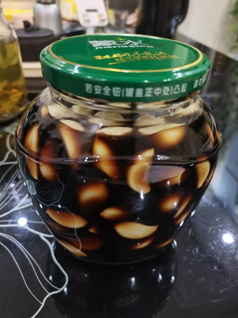 北京胡同大杂院窗台上泡好的腊八蒜玻璃罐