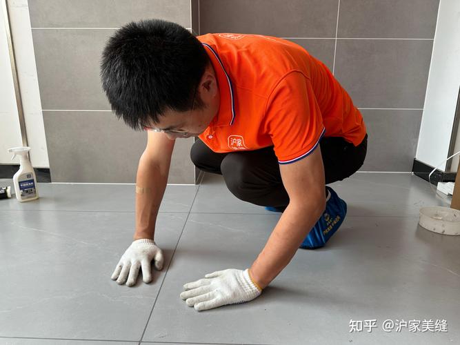 刚铺完别着急美缝，验收得蹲下来摸