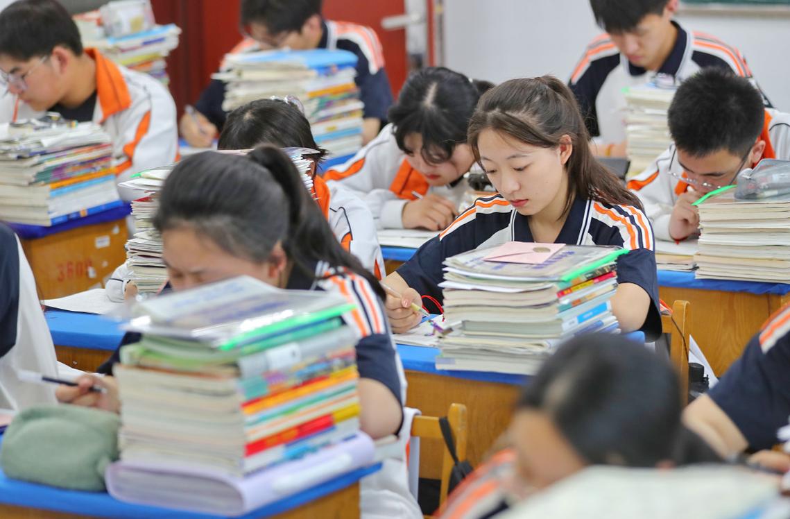 高中生刷短视频学习高考知识点场景