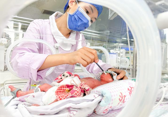 新生儿重症监护室父母守护早产儿