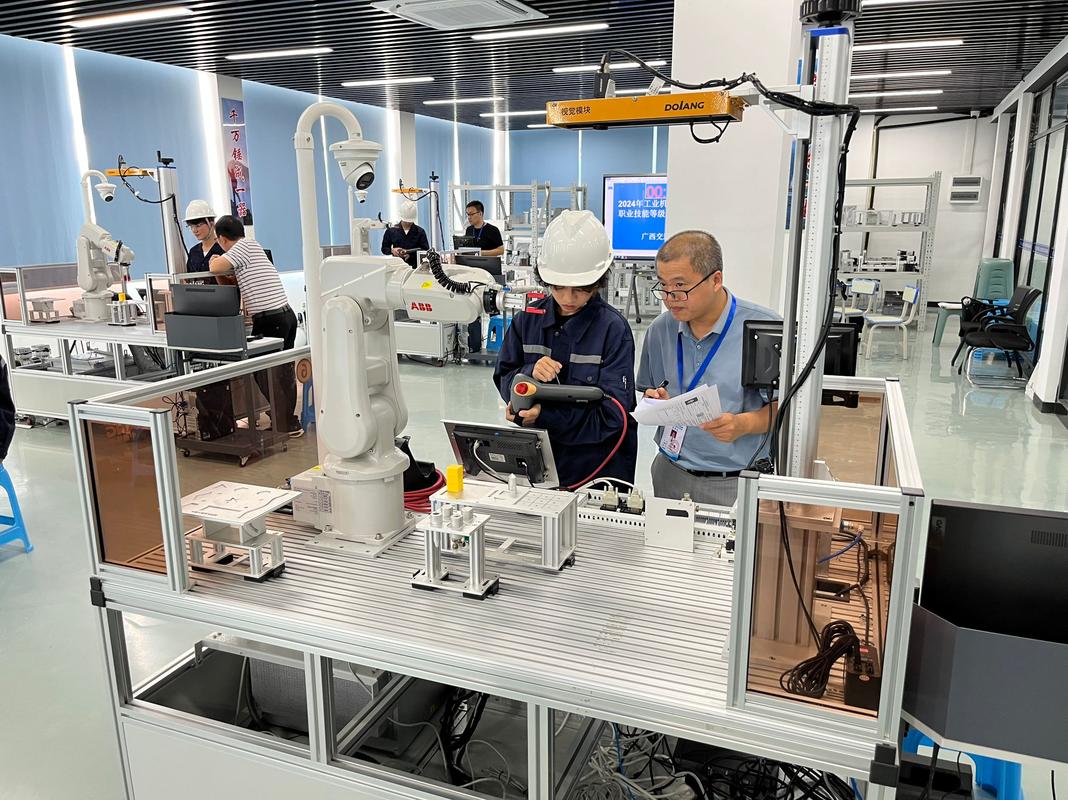 高职学生正在操作工业机器人实训设备