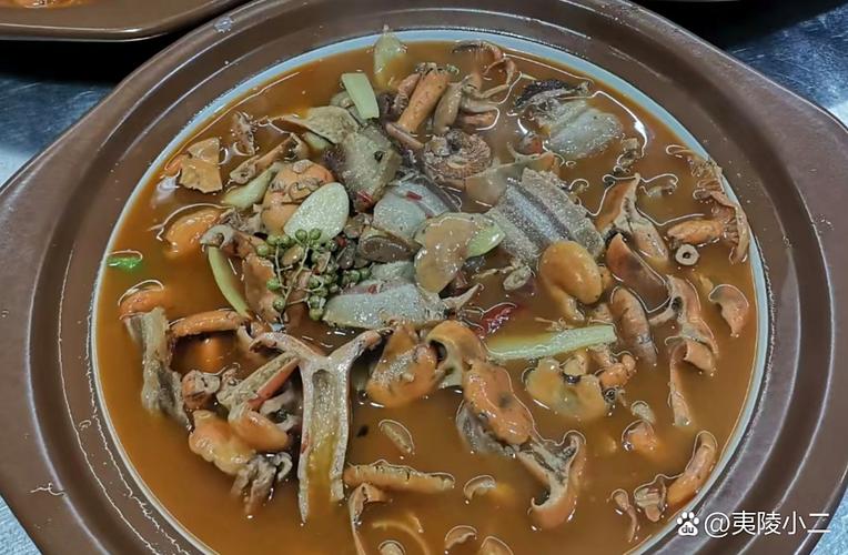 湖北南漳农家灶台松菌炖猪蹄