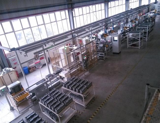 汽车缸盖加工生产线旧工装换型现场