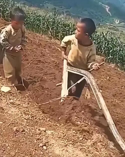 渝东北山村留守儿童放学后干农活场景