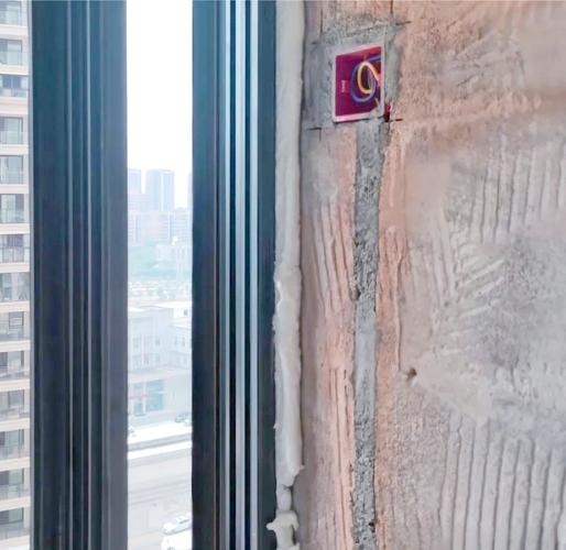 工人正在用发泡胶填充窗户缝隙 施工图