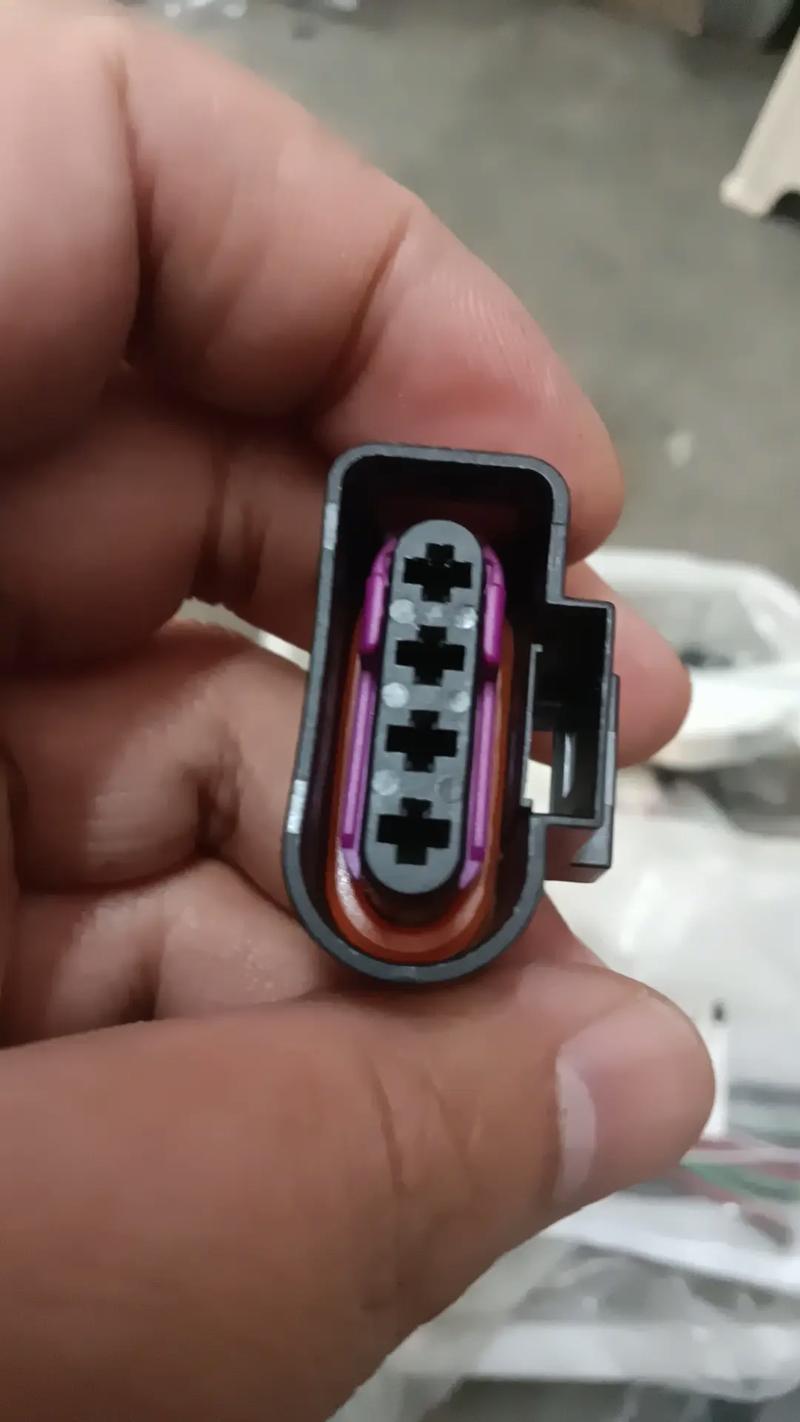 沾满机油腐蚀痕迹的汽车点火线圈插头