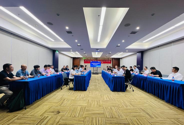 科研团队开展综合绩效评价民主评议的会议室场景