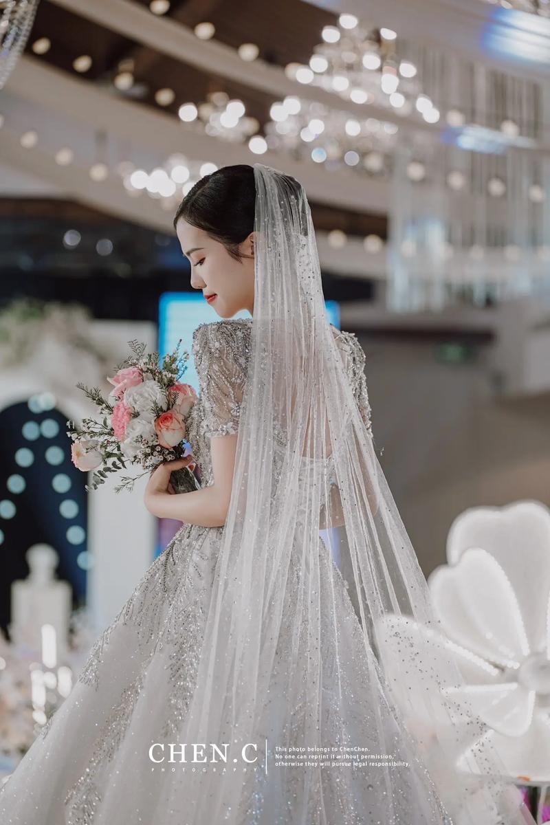 伴娘在户外帮新娘整理婚纱拖尾