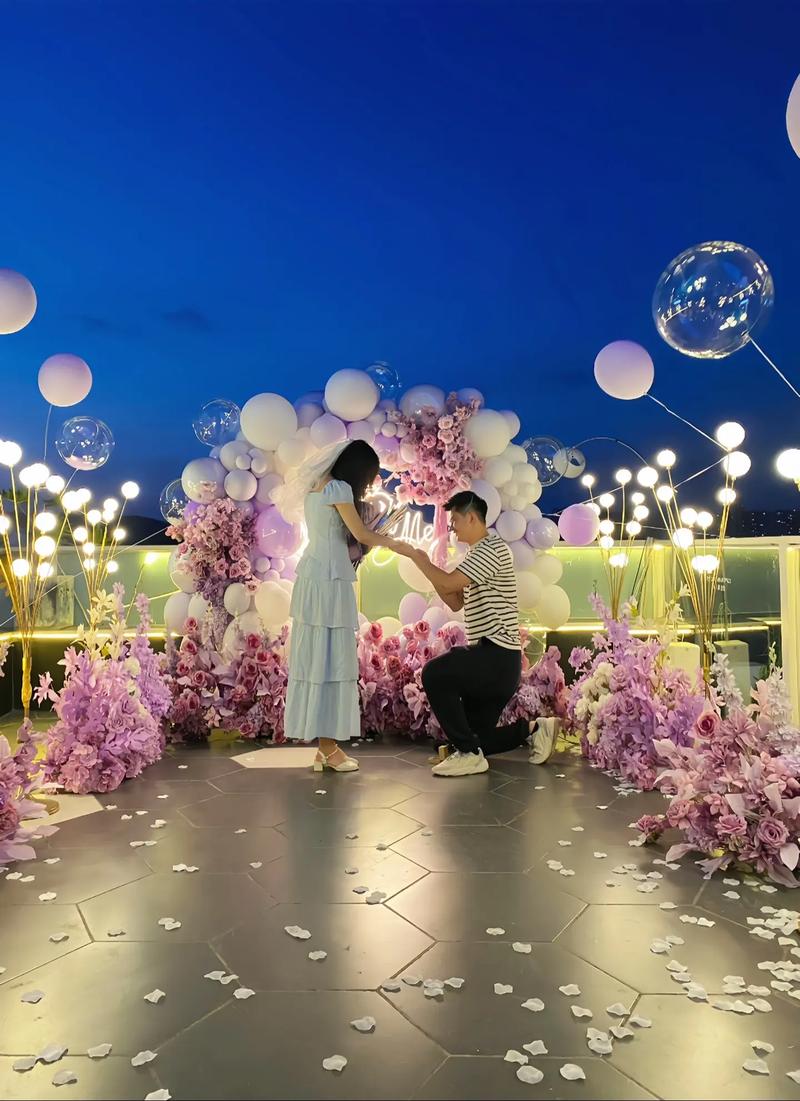 求婚场景 花束递送 朋友助攻 户外布置