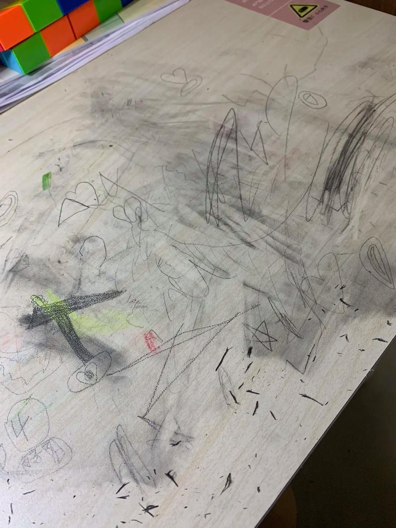 艺术家工作台上布满涂改痕迹的创意草图
