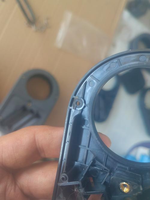 注塑件加强筋角落变形开裂实物图