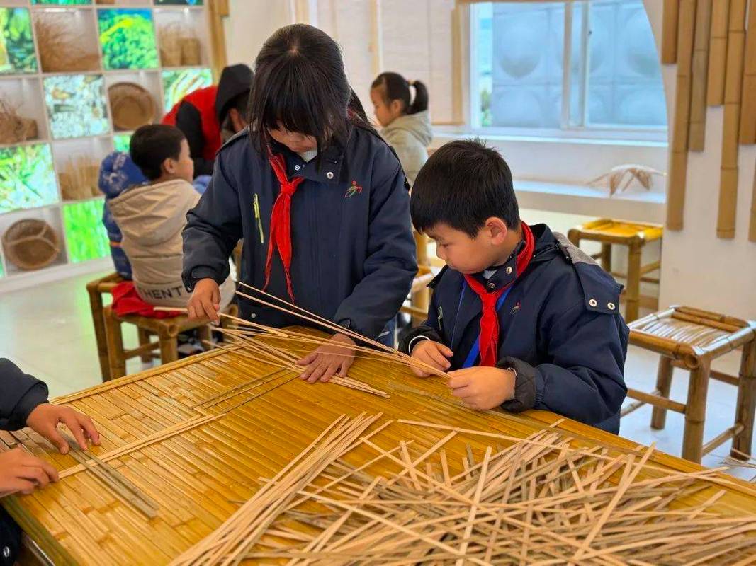 学生在校园里学习竹编与数学结合课程