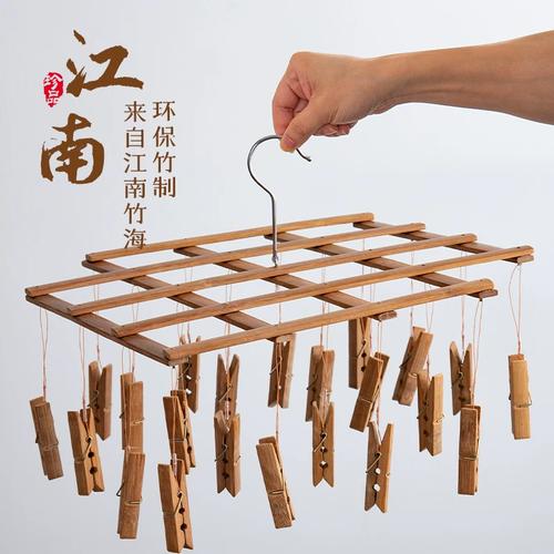 阳台竹衣架上挂着晒好的各色棉袜子