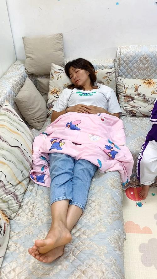 凌晨客厅靠在沙发上睡着的哺乳期妈妈