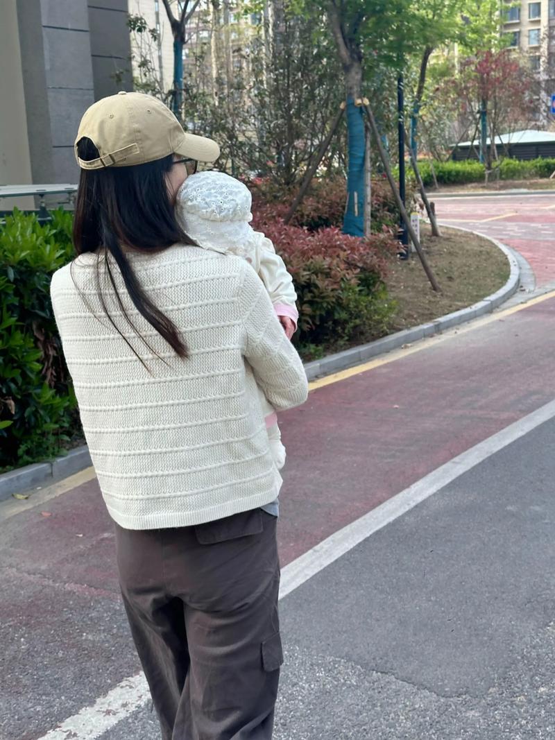 新手妈妈小区遛娃宝宝学步焦虑场景