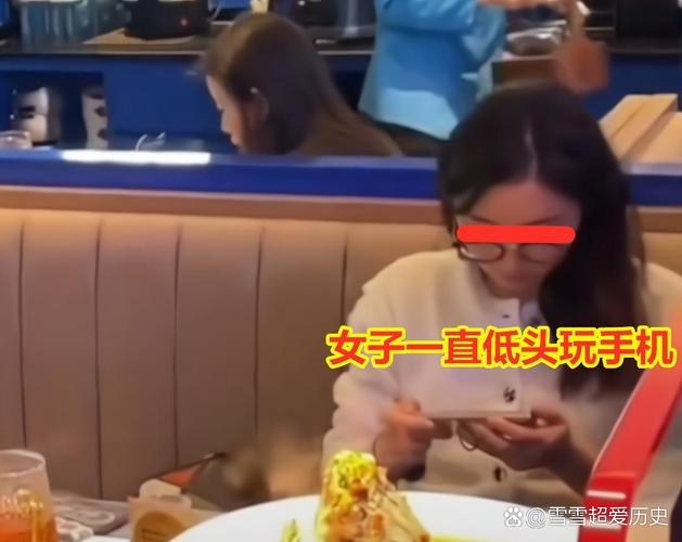 相亲双方尴尬沉默低头玩手机 餐厅