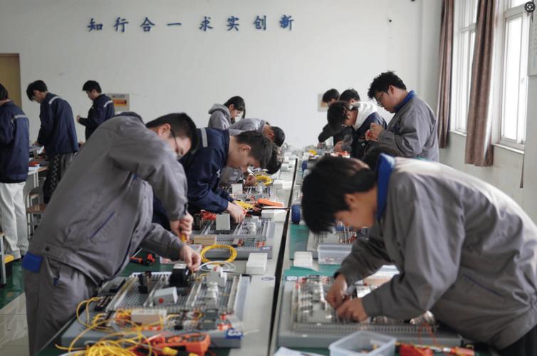 中专学生实训操作场景
