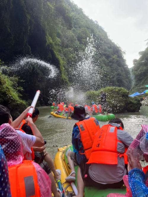 湖北南漳龙王峡漂流游客拿铝盆打水仗场景