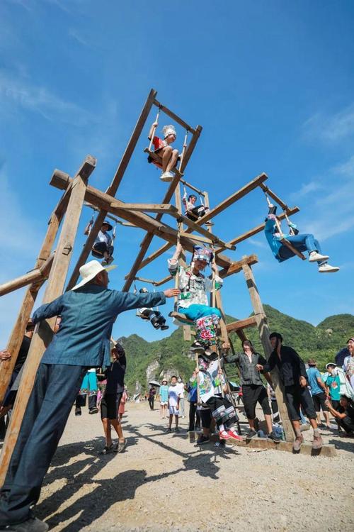 湖南湘西苗族赶秋节八人秋木秋千