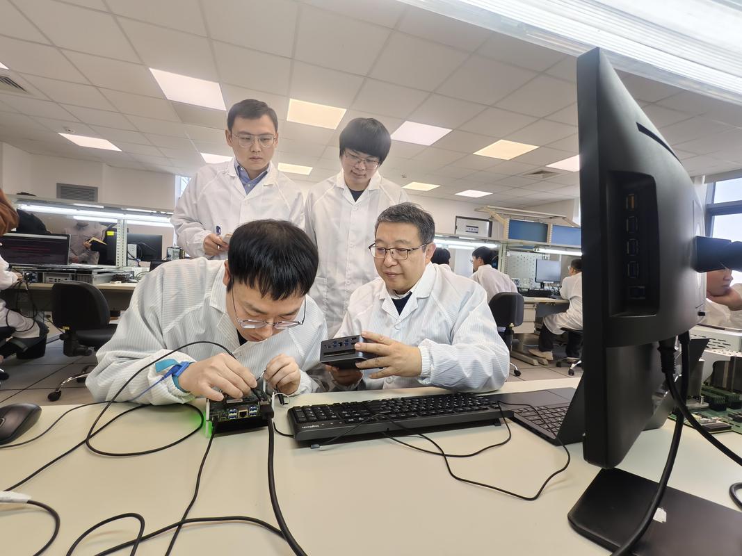 芯片研发实验室中工程师与教授共同调试设备