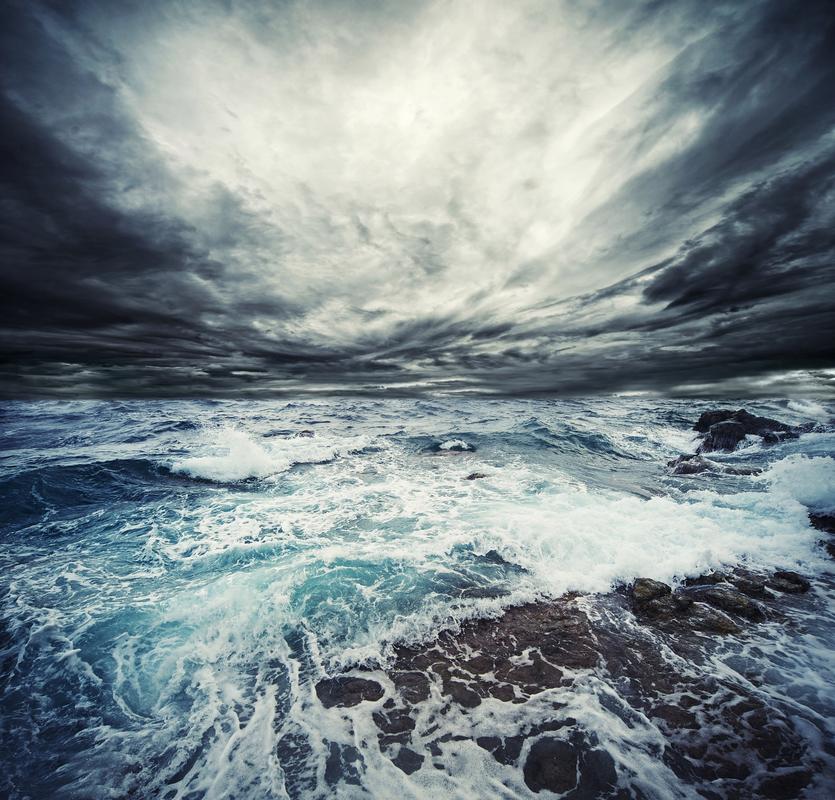 暴风雨来临前的海岛乌云密布的海面