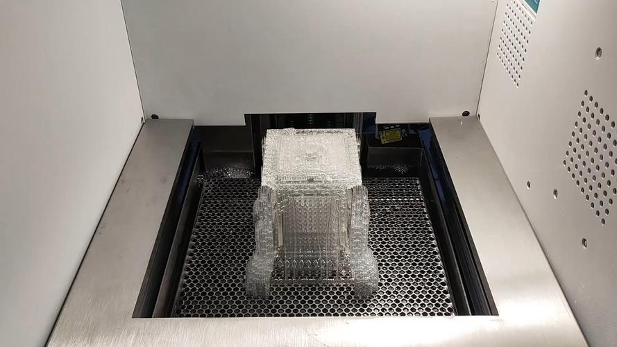 工业SLA光固化3D打印机正在清洗和二次固化零件