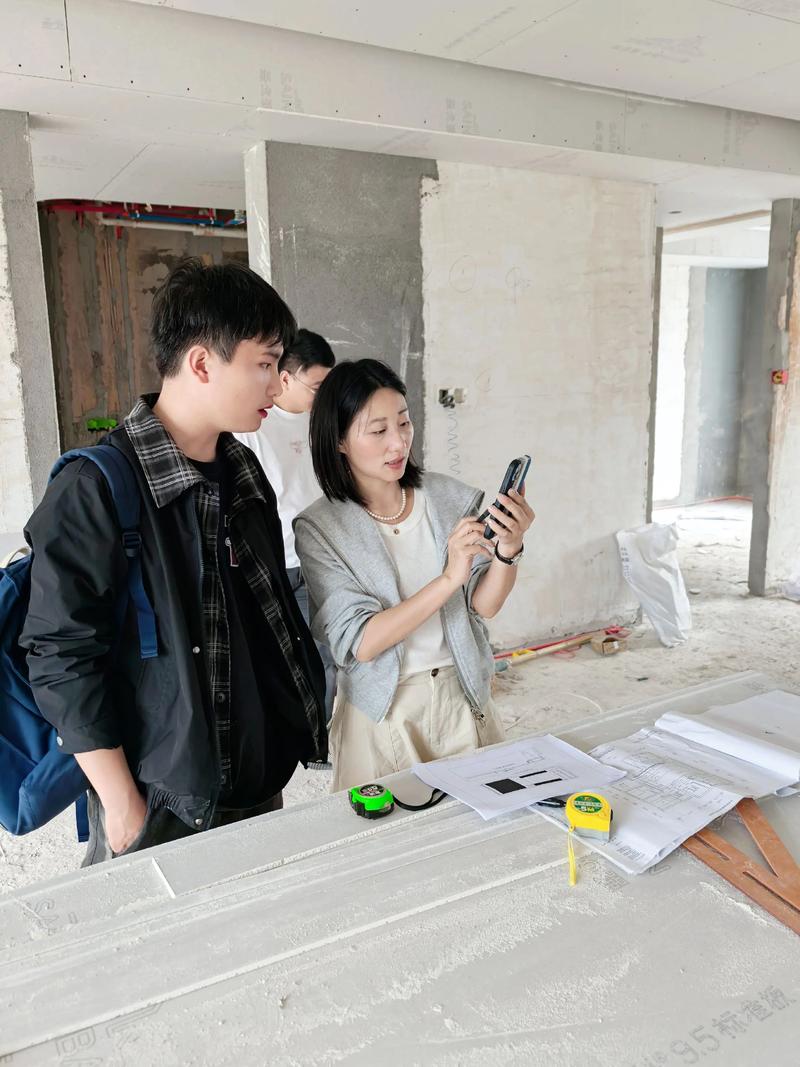 装修设计师与业主讨论施工细节