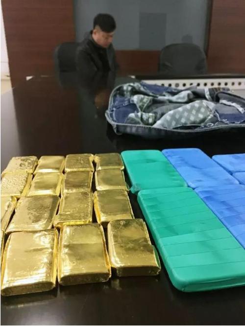 被海关查获拆分走私出境的清代木雕构件现场