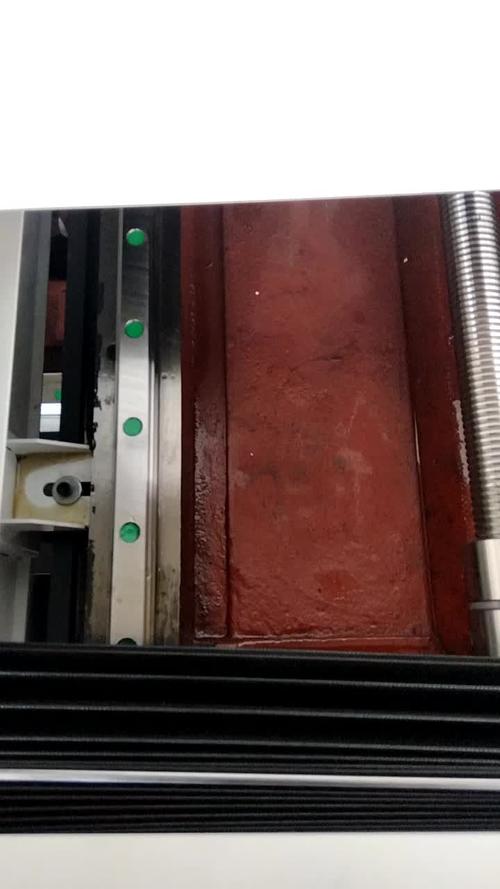 不同配置金相切割机内部丝杆导轨对比