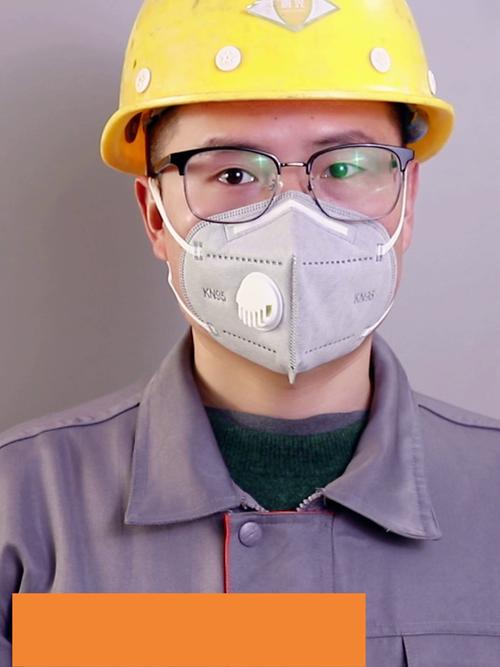 工业打磨作业工人佩戴防护面罩实拍图