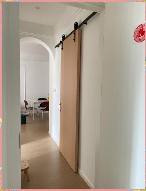 积灰发黑的韩式款外露谷仓门轨道实景