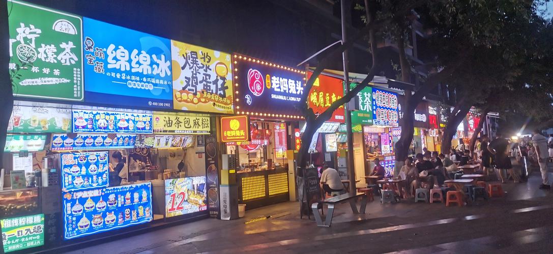 建设路小吃街入口人潮