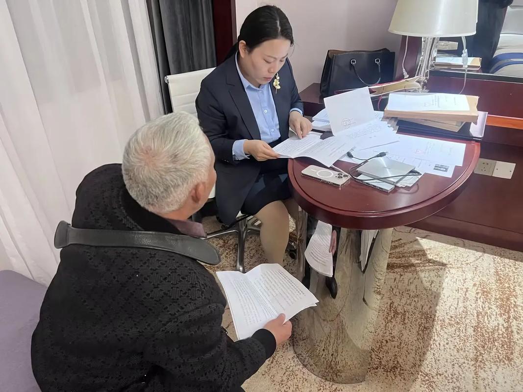 焦急的客户与律师在会谈室沟通案情