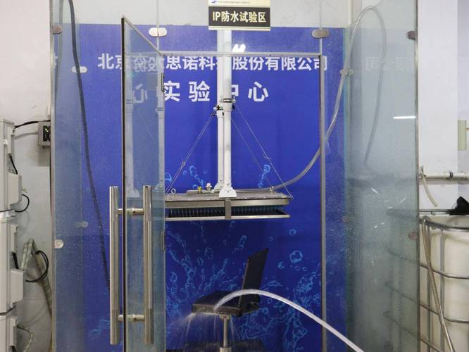 工业显示屏IP65防护测试泼水实验