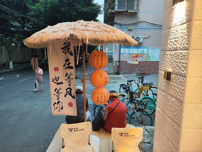 小区门口竹编盖帘盛放的热豆浆摊